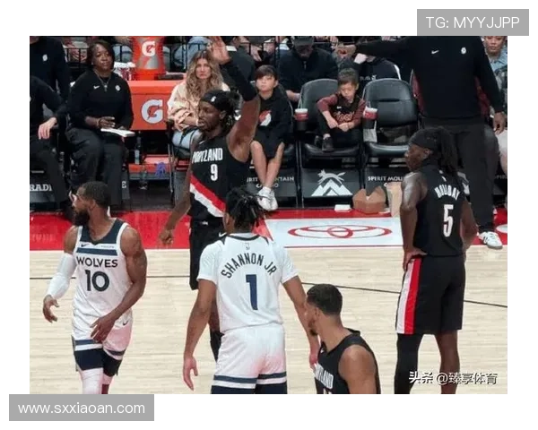 爱德华兹借掩护三分反超精彩瞬间助球队逆转比分